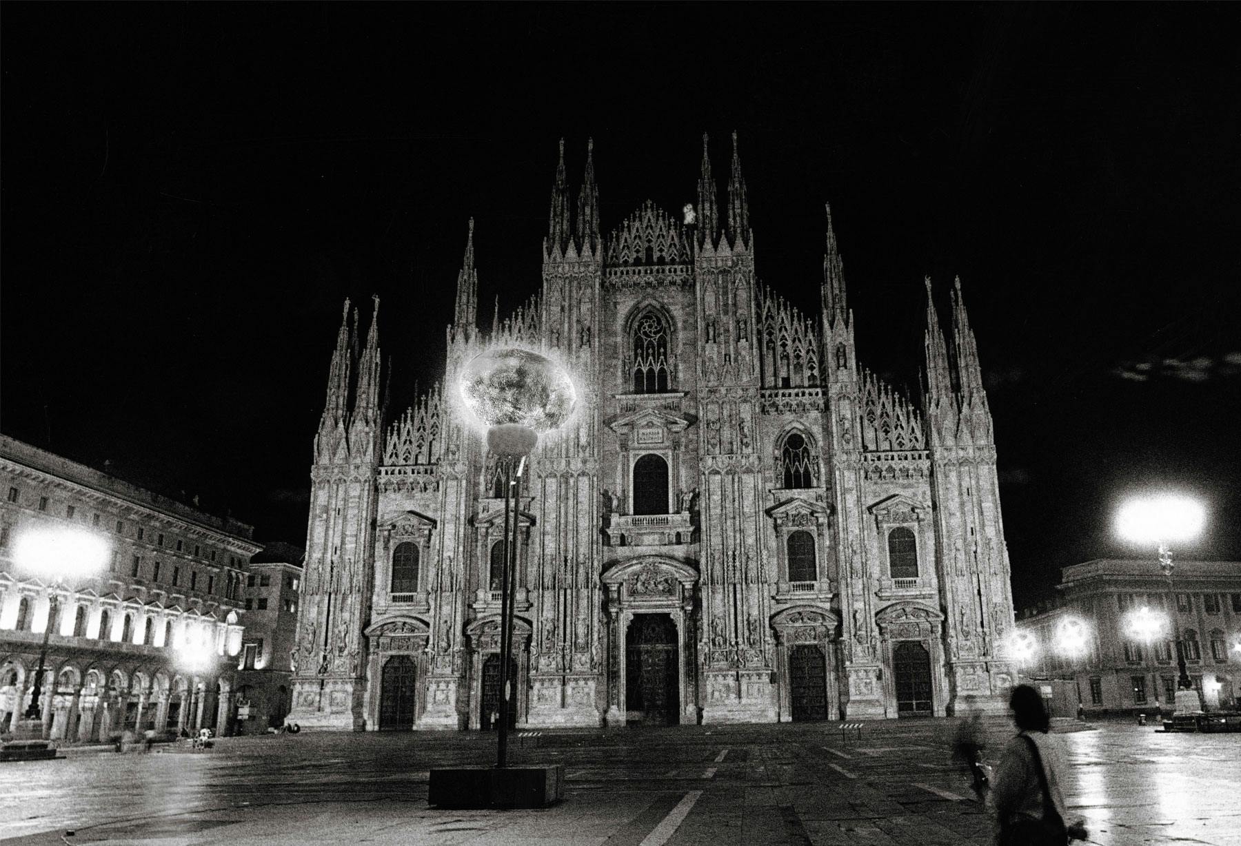 <p>Milán, Piazza del Duomo: instalación de «O Sole mio» gigante.</p>

