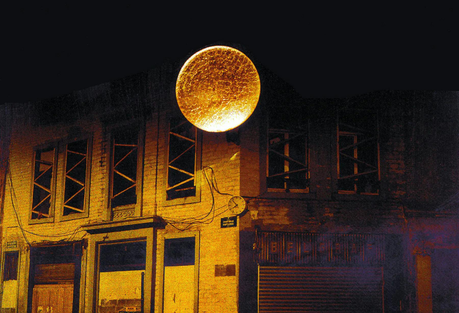 <p>In Rue des Chartreux, Bruxelles is installed the first “Luna Piena Gigante”, a disc with a diameter of 2,5 meters completely lined with gold coloured leaf. Another piece installed in the same place is Albero della luce, 5 meters high, provided with 50 beams of optical fiber light.</p>
