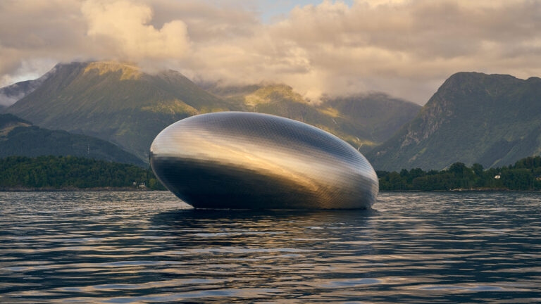 Giulietta BE dans le cadre extraordinaire du Hardangerfjord en Norvège