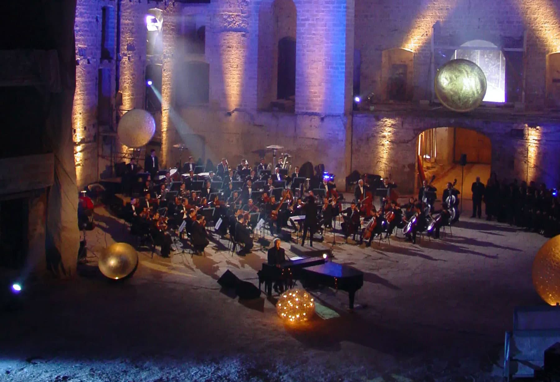 <p>Auf Wunsch von Claudio Baglioni gestaltet Enzo Catellani in Lampedusa die Kulisse für die Veranstaltung O&#8217;Scià, die Kunst- und Musikschau zum Thema kulturelle Integration (wiederholt in den Folgejahren, bis 2012). Auch die Kulisse von Baglionis Show im Petruzzelli-Theater in Bari wurde von Enzo Catellani und Pepi Morgia kuratiert.</p>
