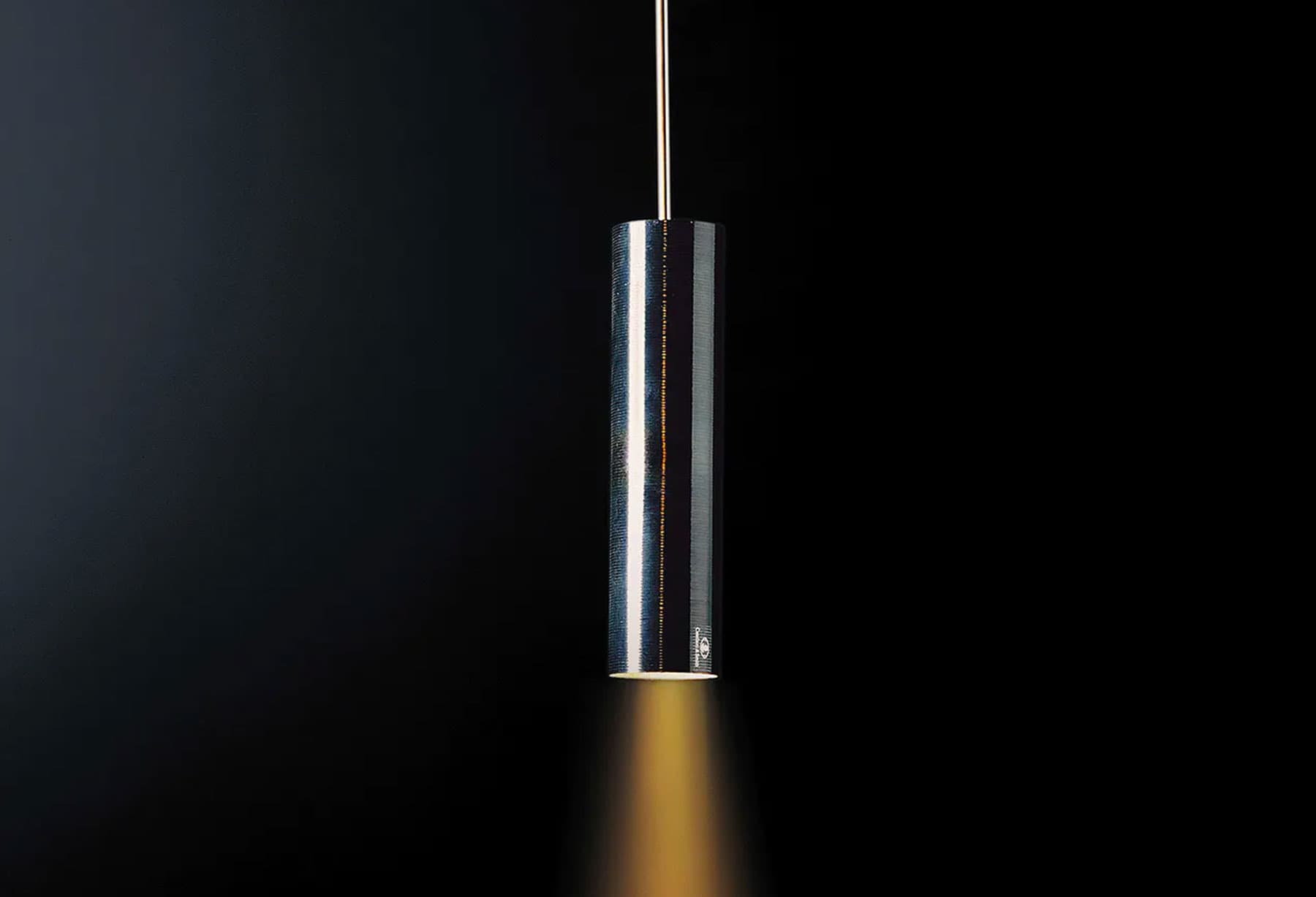<p>Mit der Einführung von „Lucenera“ kehrt sich der Prozess um: Die Lampe opfert ihren skulpturalen Wert, um dem Konzept des reinen Lichts Raum zu geben. Die Beleuchtungsquelle verschwindet zugunsten des beleuchteten Gegenstandes.</p>
