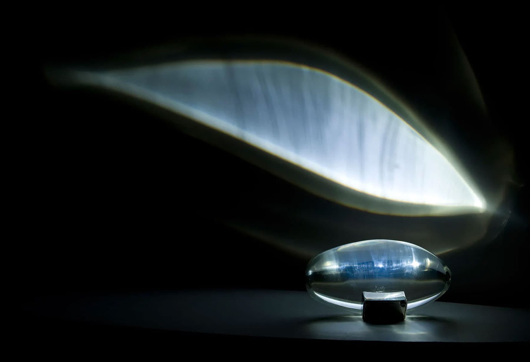 <p>Anlässlich des Fuori Salone wird „Casa della Luce“ durch „Atman“, einen magischen Kristall-Lingam mit einer einzelnen LED im Metallsockel, beleuchtet. „Atman“ ist ein Pfad der Empfindungen, der sich während einer Reise nach Indien seinen Weg bahnte: Im Leben von Enzo Catellani war dies eine ernste, dunkle Zeit, in der er immer ein Licht in seinen Gedanken und in den Augen hatte, das aus dem Nichts kam, ihn nie verließ, und das er dann versuchte, spürbar und real werden zu lassen. „Atman“ ist zu diesem Licht geworden und mit ihm der Wunsch, eine Reise in die Vergangenheit anzutreten, um sich mit dem ursprünglichen Instinkt des Tuns und der Freude am Schaffen auszusöhnen.</p>
