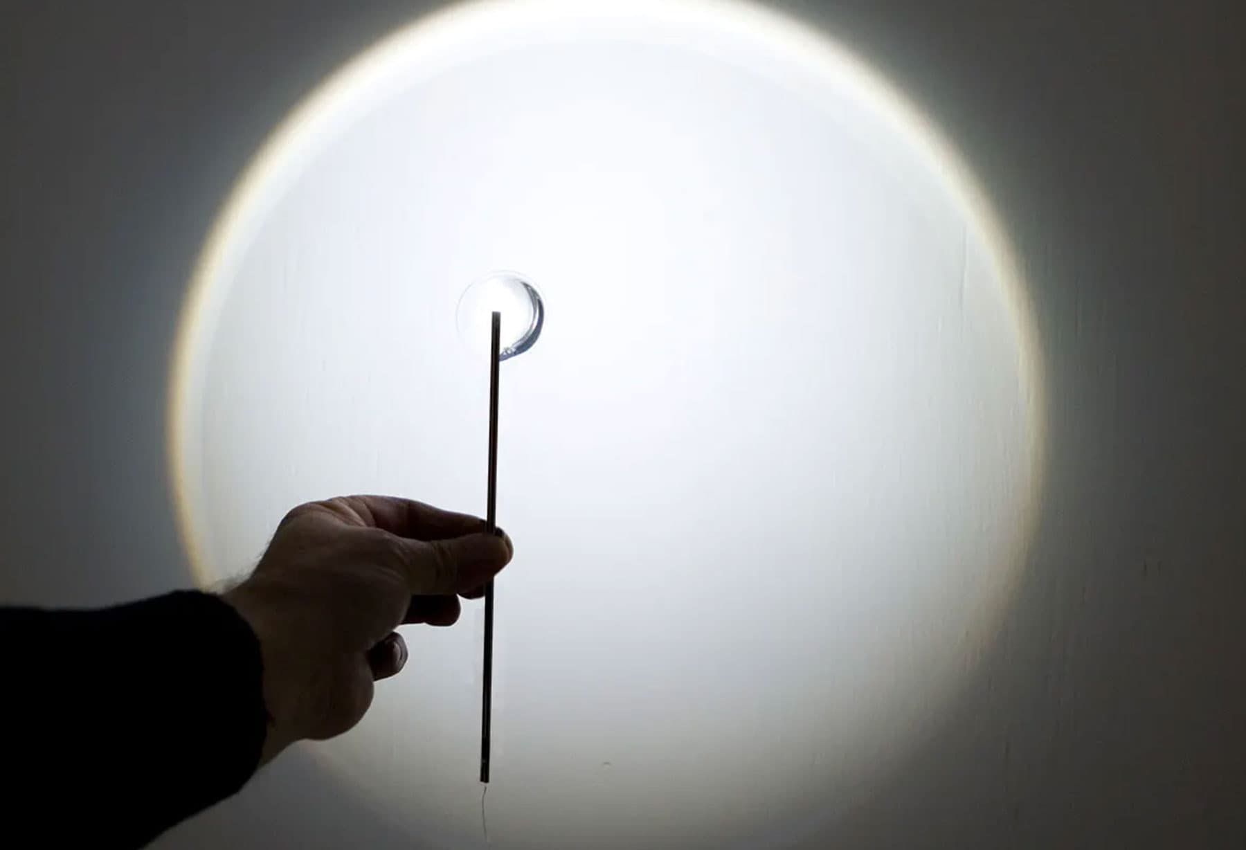 <p>Es ist die Geburtsstunde von „Eco-Logic Light“, der Magie des LED-Lichts: Diese neue Erfindung verleiht die Möglichkeit, ein Objekt von poetisch-ästhetischem Wert zu schaffen, das ein den alten Glühbirnen durchaus ebenbürtiges Licht erzeugt. Damit lässt sich das in den Werken von Catellani &amp; Smith stets vorhandene Konzept des durch Brechung erzeugten Lichts nutzen, das nun durch die LED einen Mehrwert erhält: die Unnötigkeit von Wartung und Austausch dank einer bei fachmännischer Herstellung nahezu unbegrenzten Lebensdauer.</p>
