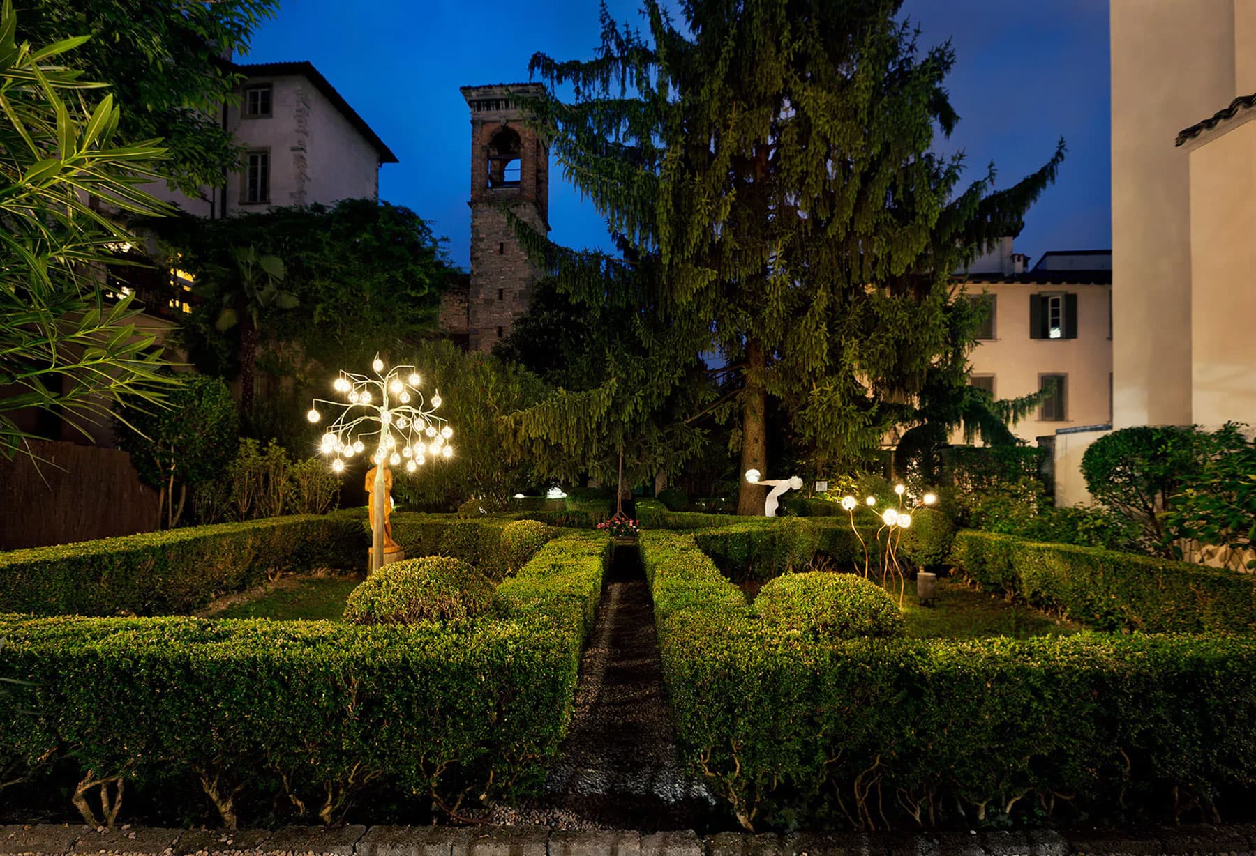 <p>In Zusammenarbeit mit Architettura Sonora nimmt Catellani &amp; Smith an „I Maestri del Paesaggio“ (Die Meister der Landschaft) teil, einer von Arketipos organisierten Veranstaltung, die der „Feeding Landscape“ gewidmet ist: Bei dieser Gelegenheit werden einige Prototypen der zukünftigen Kollektion an Außenlampen vorgestellt.</p>
