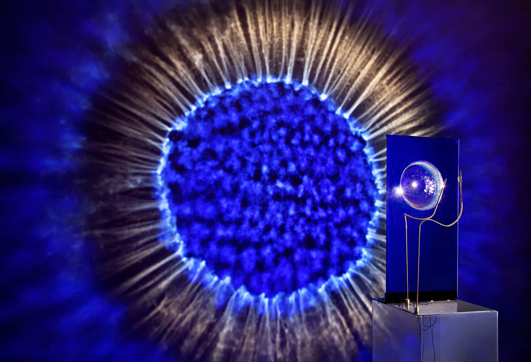 <p>Anlässlich des Fuori Salone in Mailand präsentiert Enzo Catellani im „Casa della Luce“ die Installation „Hallucinations“: ein Spiel mit optischen Projektionen und Nuancierungen außergewöhnlicher Farben, die durch einen besonders raffinierten und präzisen manuellen Prozess erzielt werden, der basierend auf der künstlerischen Zusammenarbeit mit dem Glasmachermeister Giuliano Gaigher die antike Glasverarbeitung wieder aufleben lässt und aktuell macht.</p>
