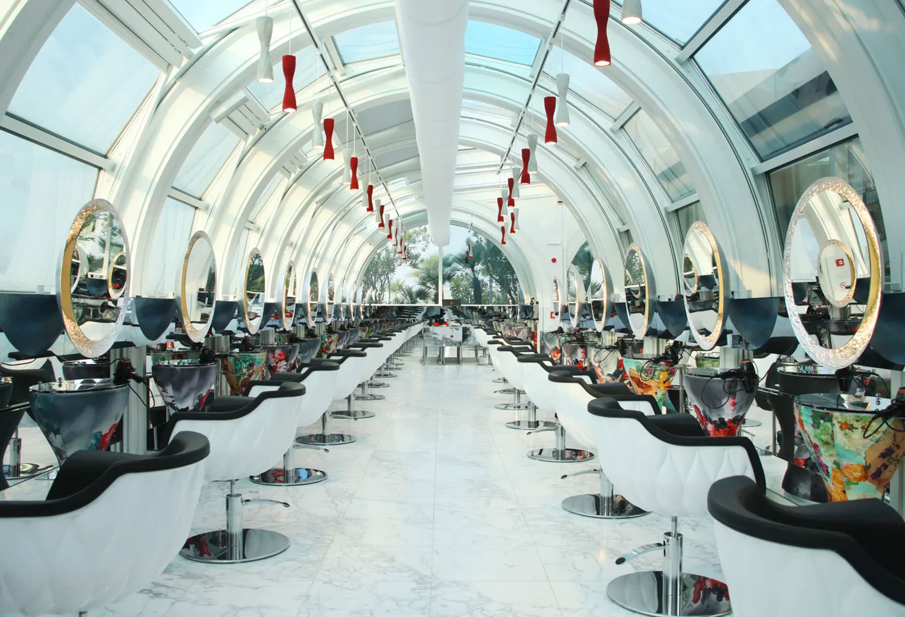 <p>Die Zusammenarbeit mit dem Atelier Aldo Coppola wird erneut in Mailand im neuen Salon von „La Rinascente“ an einem eindrucksvollen Rahmen fortgesetzt. Zu diesem Anlass wurde zusätzlich zu einigen in Lugano anwesenden Modellen die Pendelleuchte „Dress My Beauty“ geschaffen, die gemeinsam mit dem Architekten Anton Kobrinetz entworfen wurde.</p>
