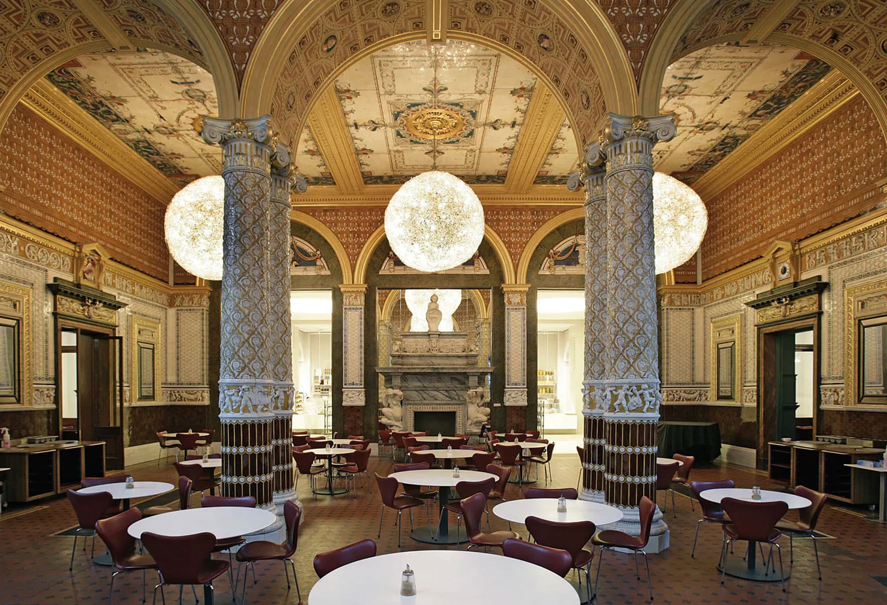 <p>Victoria &amp; Albert Museum ©V&amp;A Images/Victoria and Albert Museum/Galleries 12 to 16, Morris, Gamble and Poynter Rooms/Designed by MUMA/Lighting by Catellani And Smith. Для освещения кафе-ресторана престижного музея Виктории и Альберта в Лондоне, самого большого музея искусства и дизайна в мире, было использовано 4 специально изготовленных светильника «Fil de Fer» диаметром 2 м, идеально соответствующих духу и тематике самого музея.</p>
