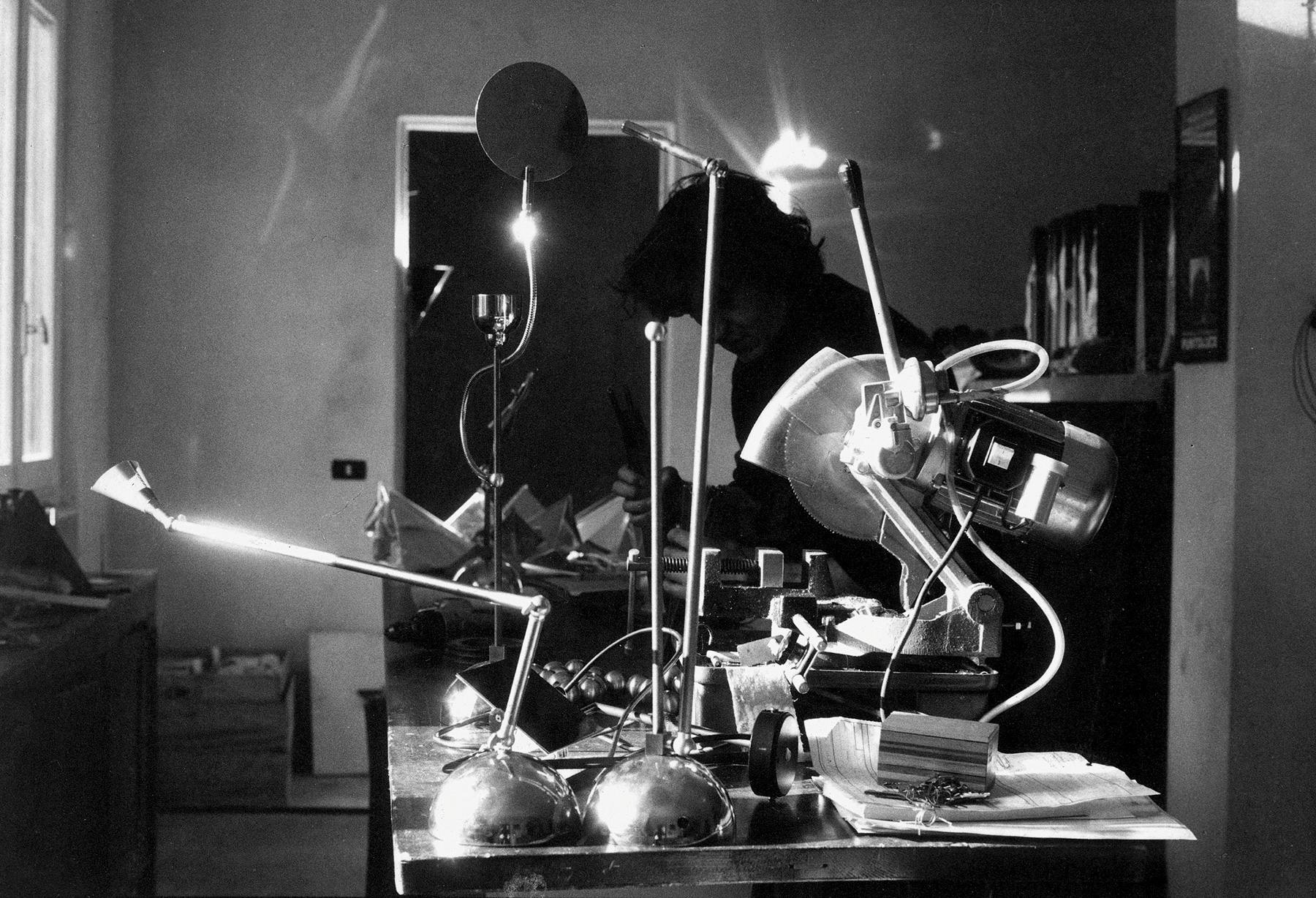<p>Enzo Catellani débute son aventure en créant les premières lampes figurant dans le catalogue « Oggetti senza Tempo », en mettant tout d’abord en valeur la possibilité d’interagir avec l’objet-sujet lampe.</p>
