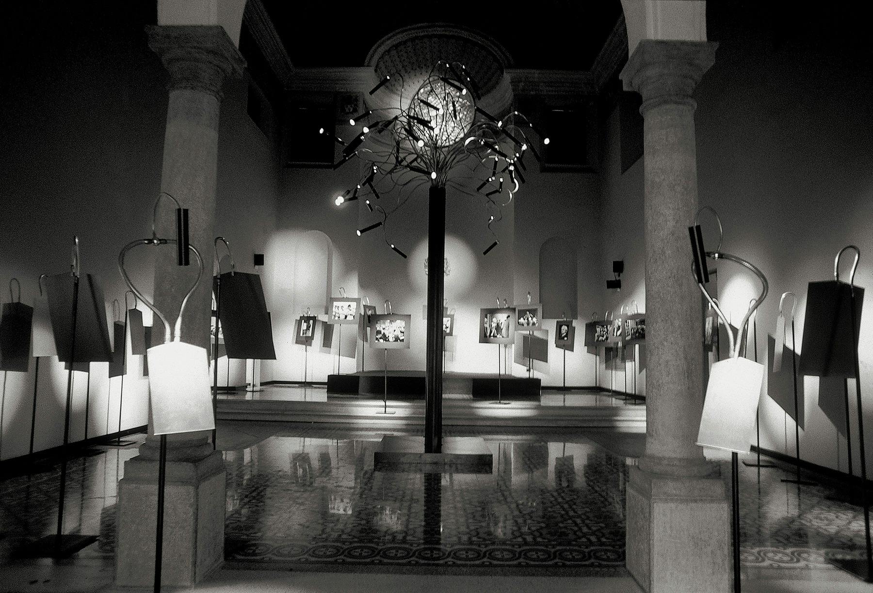 <p>San Marino – Kloster Santa Chiara, Internationales Fototreffen (20. Juni – 25. Juli). Als Hommage an den Fotografen Larry Burrows schuf Enzo Catellani den 6 Meter hohen „Baum des schwarzen Lichts“ mit 50 Kohlenstoffspots mit konzentriertem Licht.</p>
