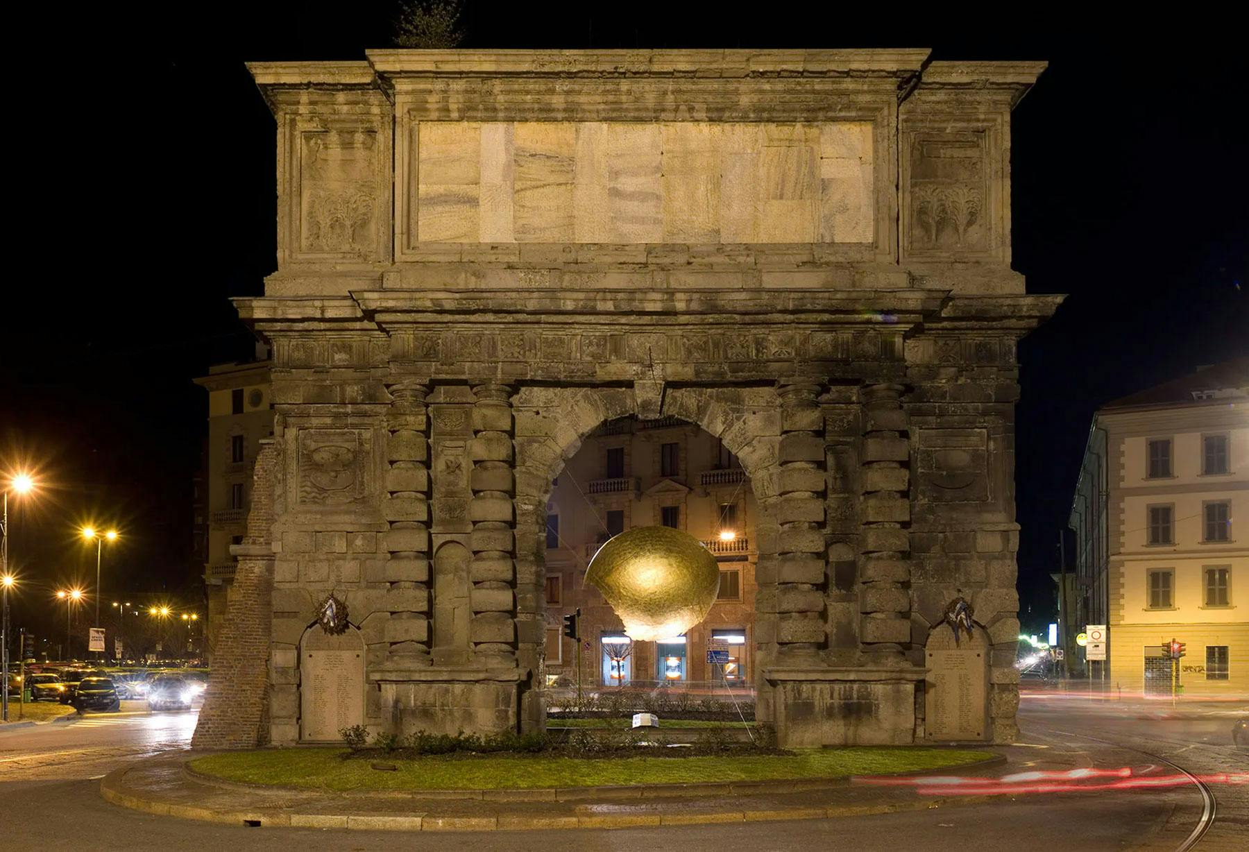 <p>Gilda Bojardi, director of the magazine Interni, asks Enzo Catellani to create a work to be installed in Milan: the result is “La sfera incompiuta”, the unfinished spheres, 3 meters in diameter, made of exploded fiberglass, lined with gold coloured leaf outside and with silver coloured leaf inside, installed under the arc of Porta Romana, to light it for the whole duration of the events related to the fair Salone del Mobile.</p>
