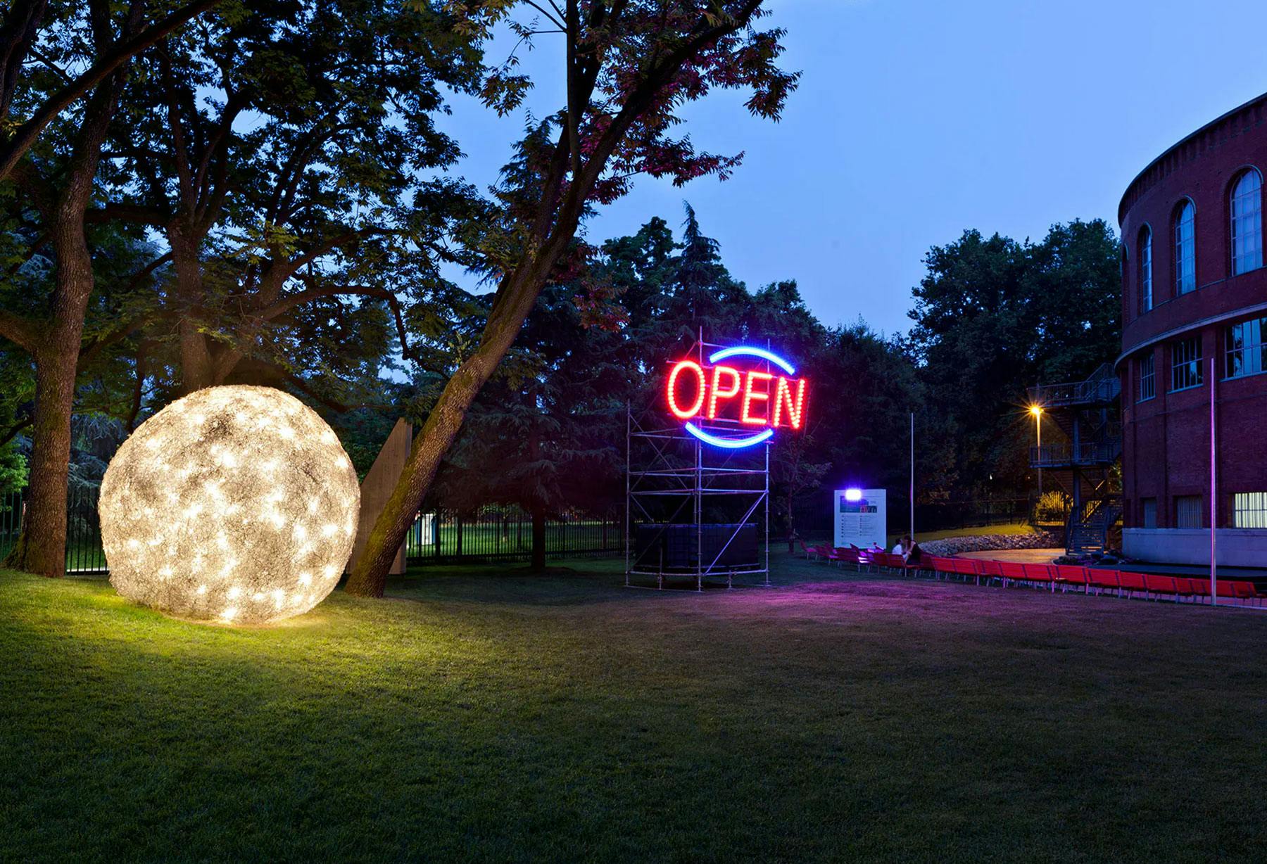 <p>In the gardens of the Triennale is installed a permanent version of “Fil de Fer” with a diameter of 3 meters manufactured with almost 22.000 meters of aluminum wire with a total weight of 350 kg. It is lit up by 400 bulbs (nowadays LED ones) creating the visual and emotional impact of a fallen cosmos.</p>
