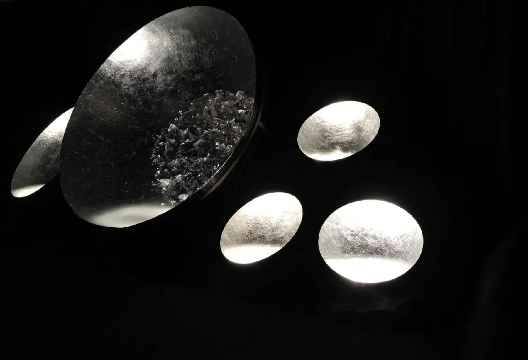 <p>Enzo Catellani es el invitado de honor de Habitat e Jardin en Lausanne (Suiza), donde reabre las puertas de la «Casa del Mago», el evocador nombre que se le da a las instalaciones con lámparas escenográficas como Moon River y la mágica lámpara de pie Luna nel pozzo.</p>
