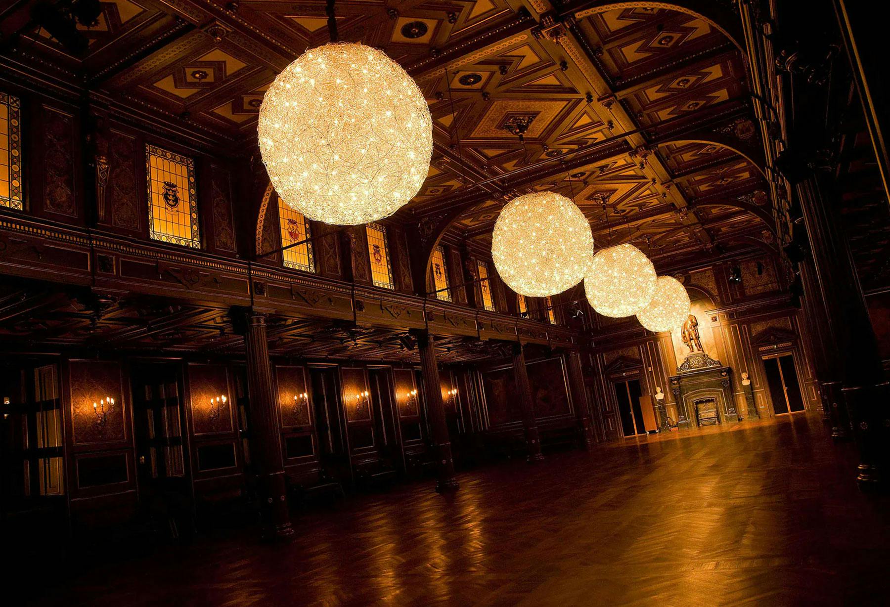 <p>Catellani &amp; Smith collaborates in the replacement of the original light fittings in the Exchange Hall, providing 4 custom-made Fil de Fer lights with a diameter of 200 cm. The hall was the vital centre of the Stock Exchange where all types of goods were exchanged; today it is hired out for conferences and events.</p>
