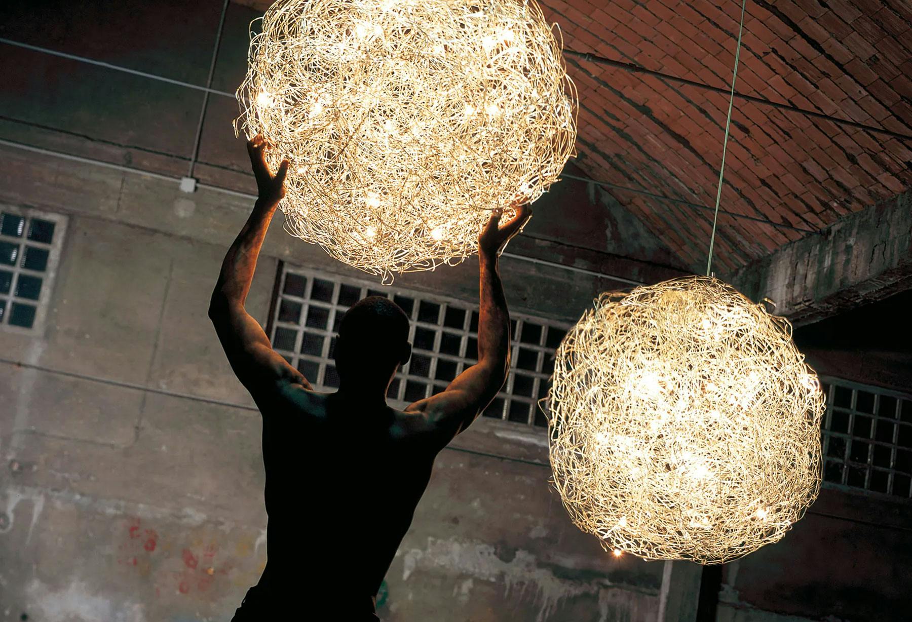 <p>Светильник «Fil de Fer», получивший наибольшую известность в мире, был выбран для композиции «Made in Italy» в итальянском павильоне на выставки World Expo Шанхай 2010, а после из-за своей удивительной конструкции стал частью экспозиции музея Шанхая.</p>
