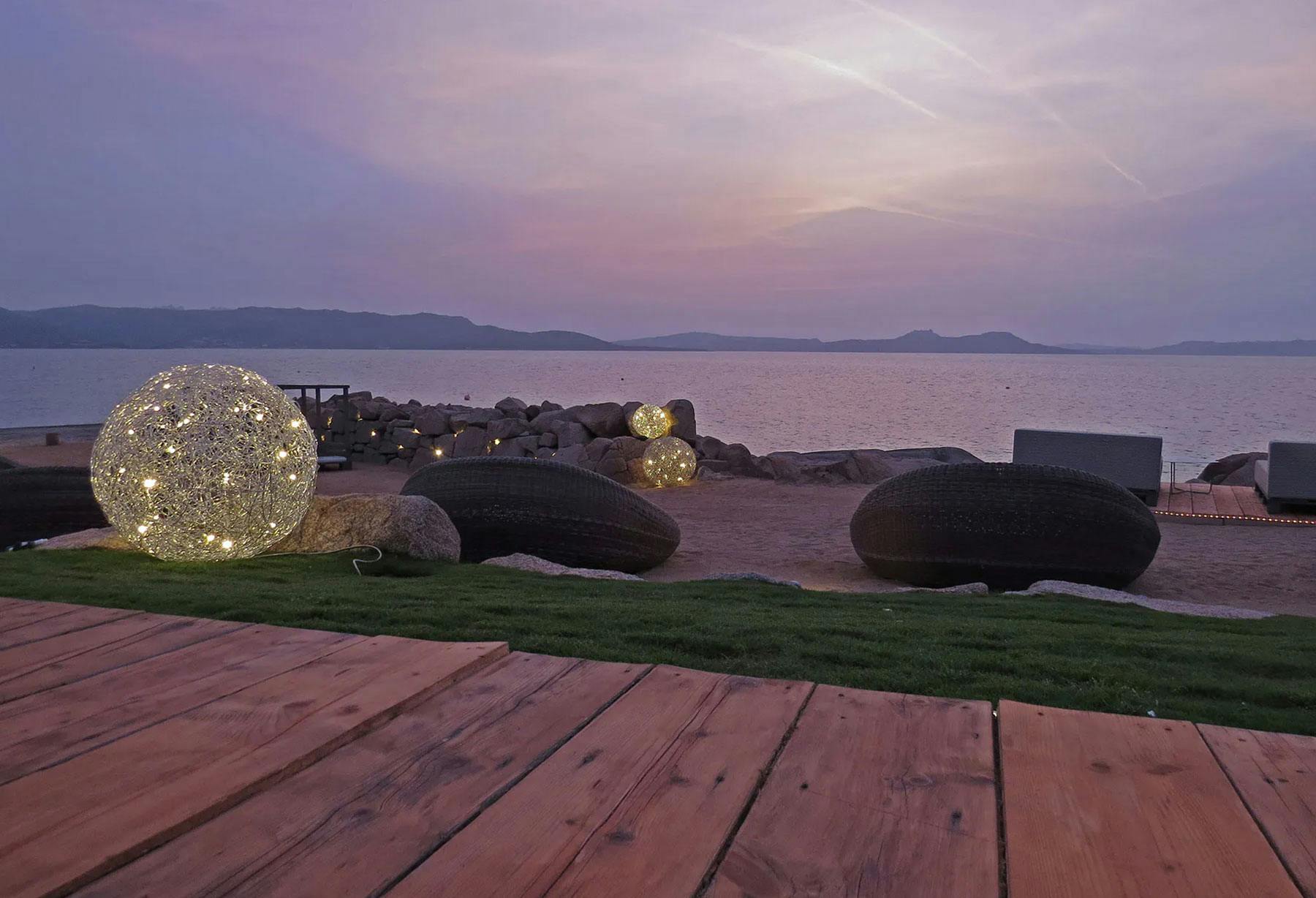<p>Il Phi Beach in Costa Smeralda, Sardegna, diventa la vetrina perfetta per lampade della collezione da esterno grazie ad una location di rara bellezza e suggestione. La sua impareggiabile posizione naturale regala ogni giorno l&#8217;emozione di uno dei tramonti più belli del mondo.</p>
