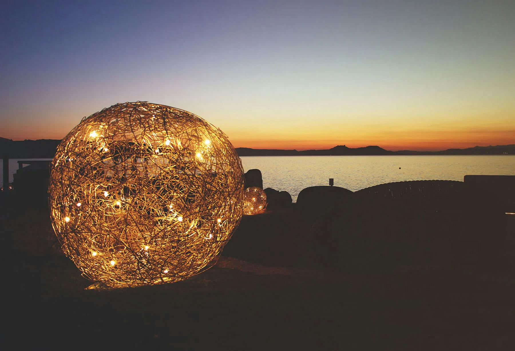 <p>Pour la deuxième saison, le Phi Beach, situé sur la Costa Smeralda, en Sardaigne, devient la vitrine parfaite des lampes de la collection d’extérieur dans un lieu enchanteur à la beauté rare.</p>
