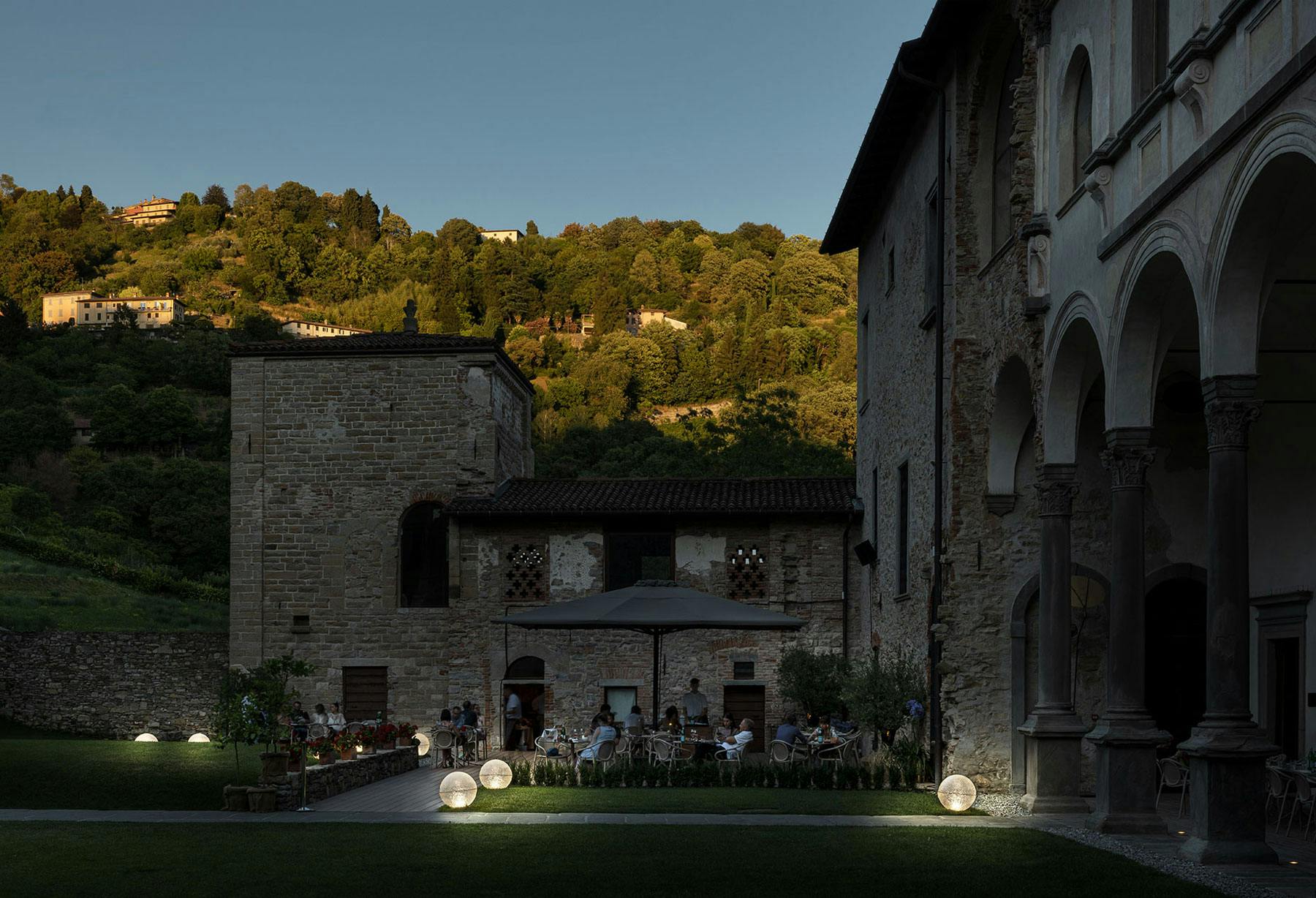 <p>Bergamo, ehemaliges Kloster Astino: Außeninstallation</p>
