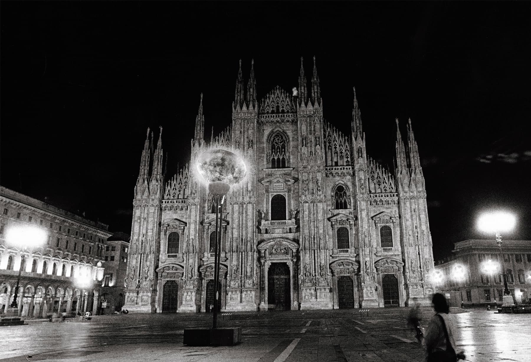 <p>Milan, Piazza Duomo : installation « O Sole mio gigante »</p>