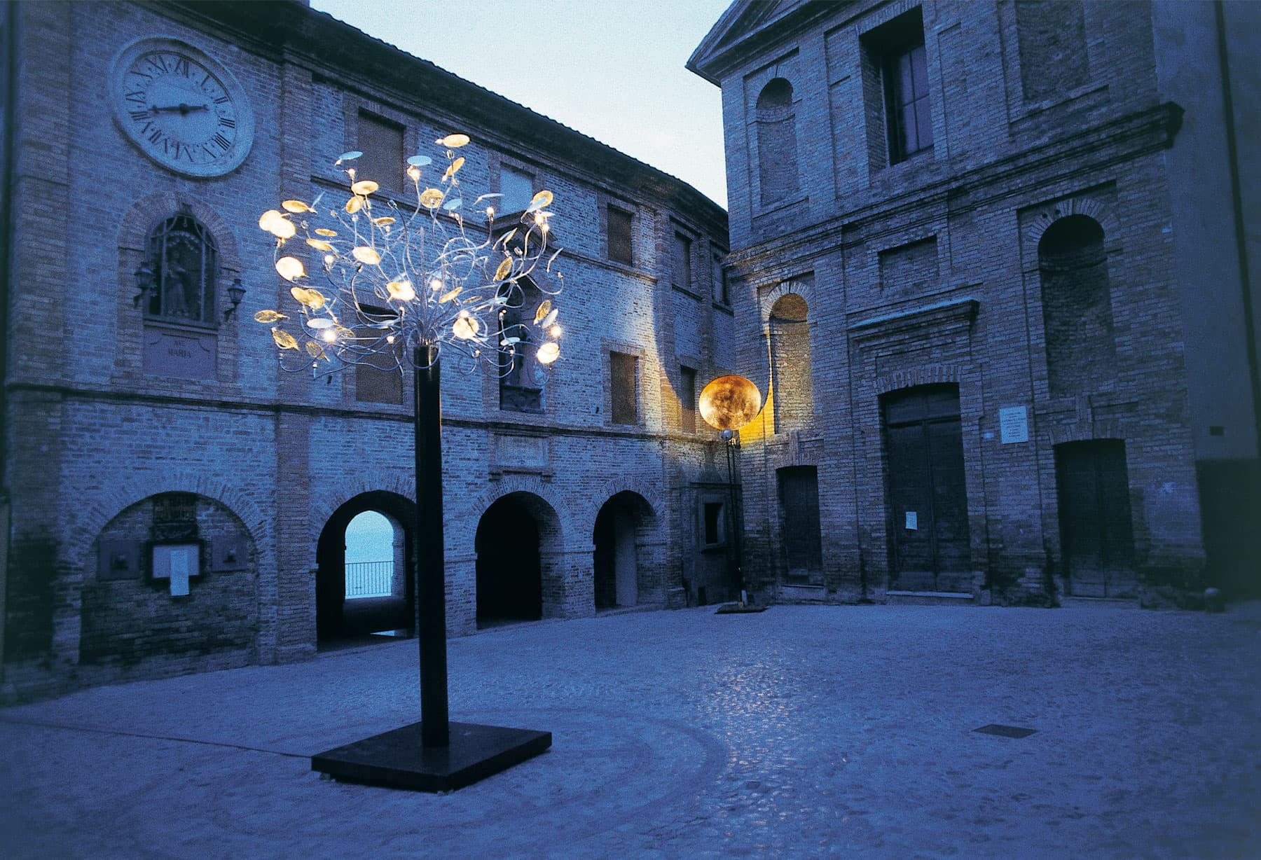 <p>Ascoli Piceno, Grottammare, Piazza Peretti : installation « Albero della Luce d’Oro » et « O Sole mio gigante »</p>