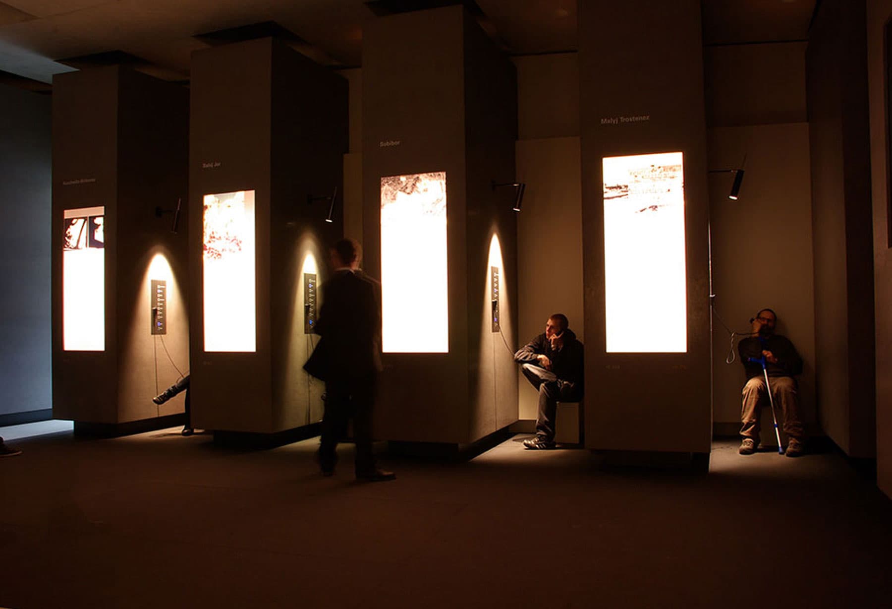<p class="p1">Nel centro di Berlino, il memoriale per gli Ebrei assassinati d’Europa – Denkmal für die ermordeten Juden Europas – progettato da Peter Eisenman ospita, negli spazi sotterranei del Centro di informazione, installazioni dedicate ai luoghi della memoria. Nello Spazio dei Luoghi (Raum der Orte), le testimonianze audiovisive sono illuminate da lampade da parete della collezione Lucenera. Ph. Sharon Adler</p>