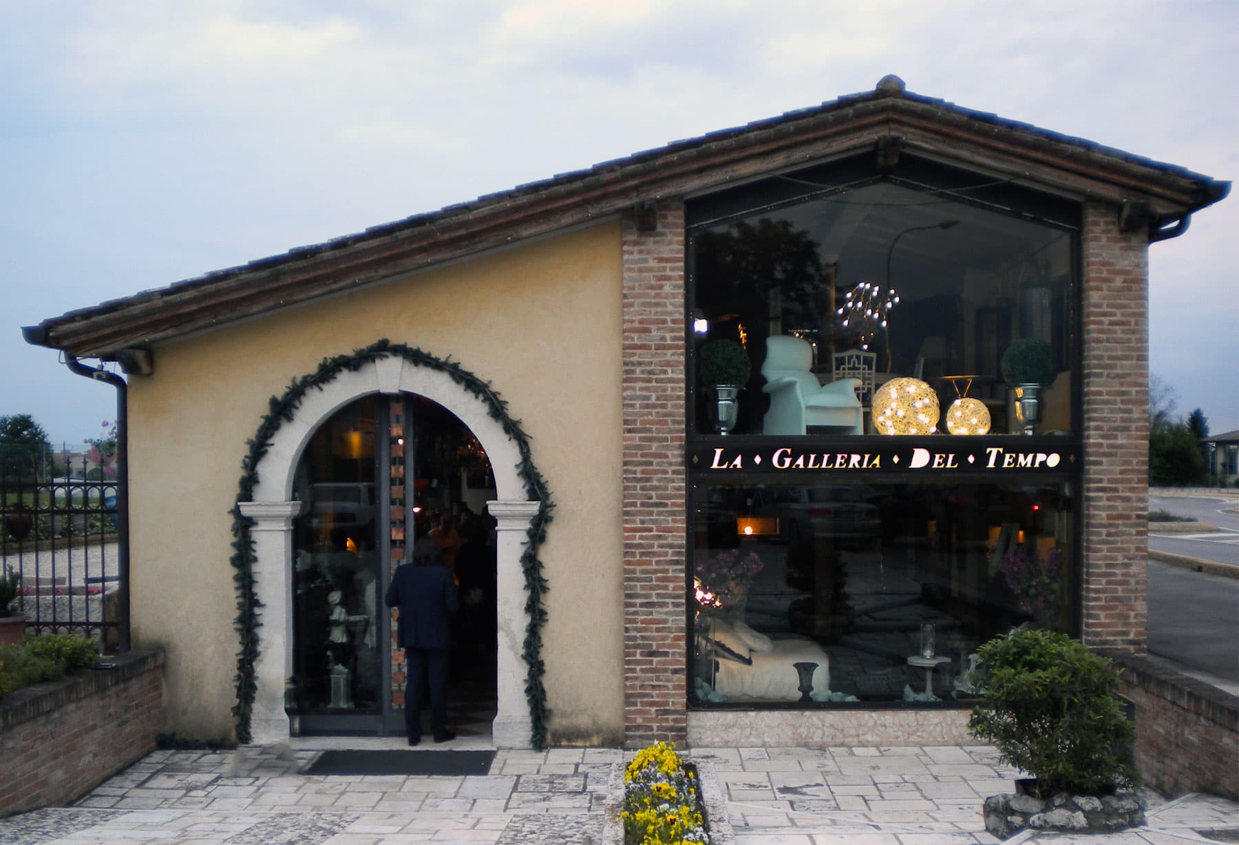 <p>Trévise, Biennale d’Arte d’Asolo : installation dans la Galleria del Tempo</p>