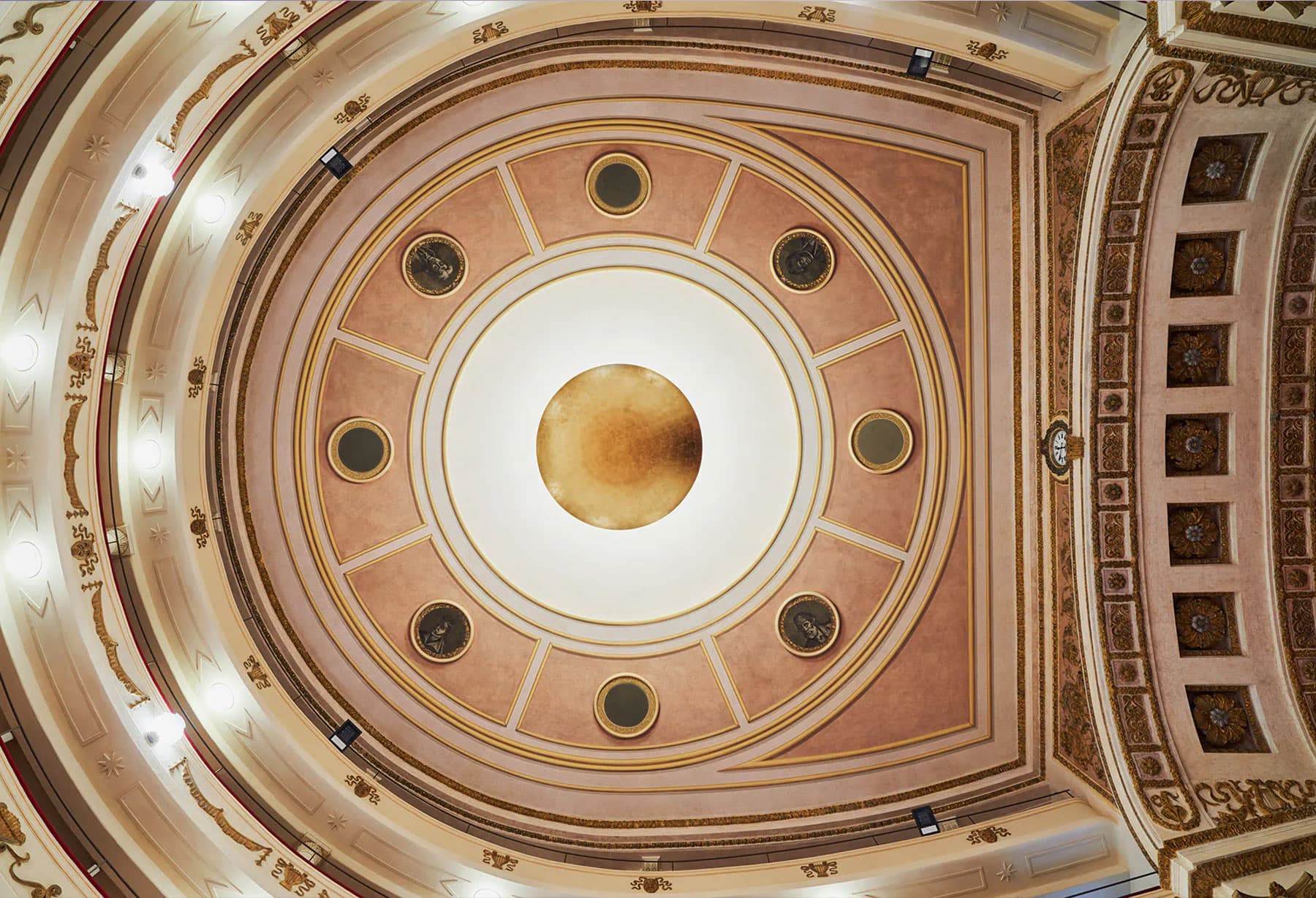 <p class="p1">Catellani & Smith prende parte all’ambizioso progetto di restauro del Teatro Sociale di Camogli, che riapre al pubblico dopo quarant’anni di inattività grazie al lavoro congiunto degli studi Berlucchi di Brescia e Arassociati di Milano. Per l’occasione, l’azienda ha fornito una serie di lampade, tra le quali un grande disco dorato che cela al suo interno un’anima luminosa, progettata in collaborazione con Light Contract.</p>