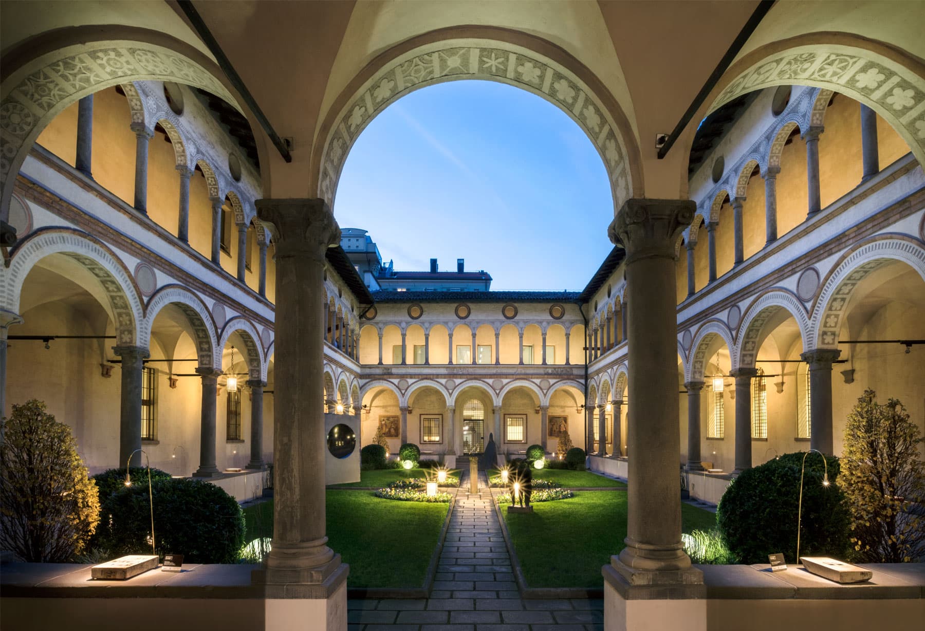 <p>Bergame, cloître de Santa Marta : Exposition Masenghini in Luce (du 17 au 26 novembre) : éclairage extérieur du cloître. Syphaduepassi custom illumine les anciennes matrices en pierre de la célèbre entreprise Masenghini</p>