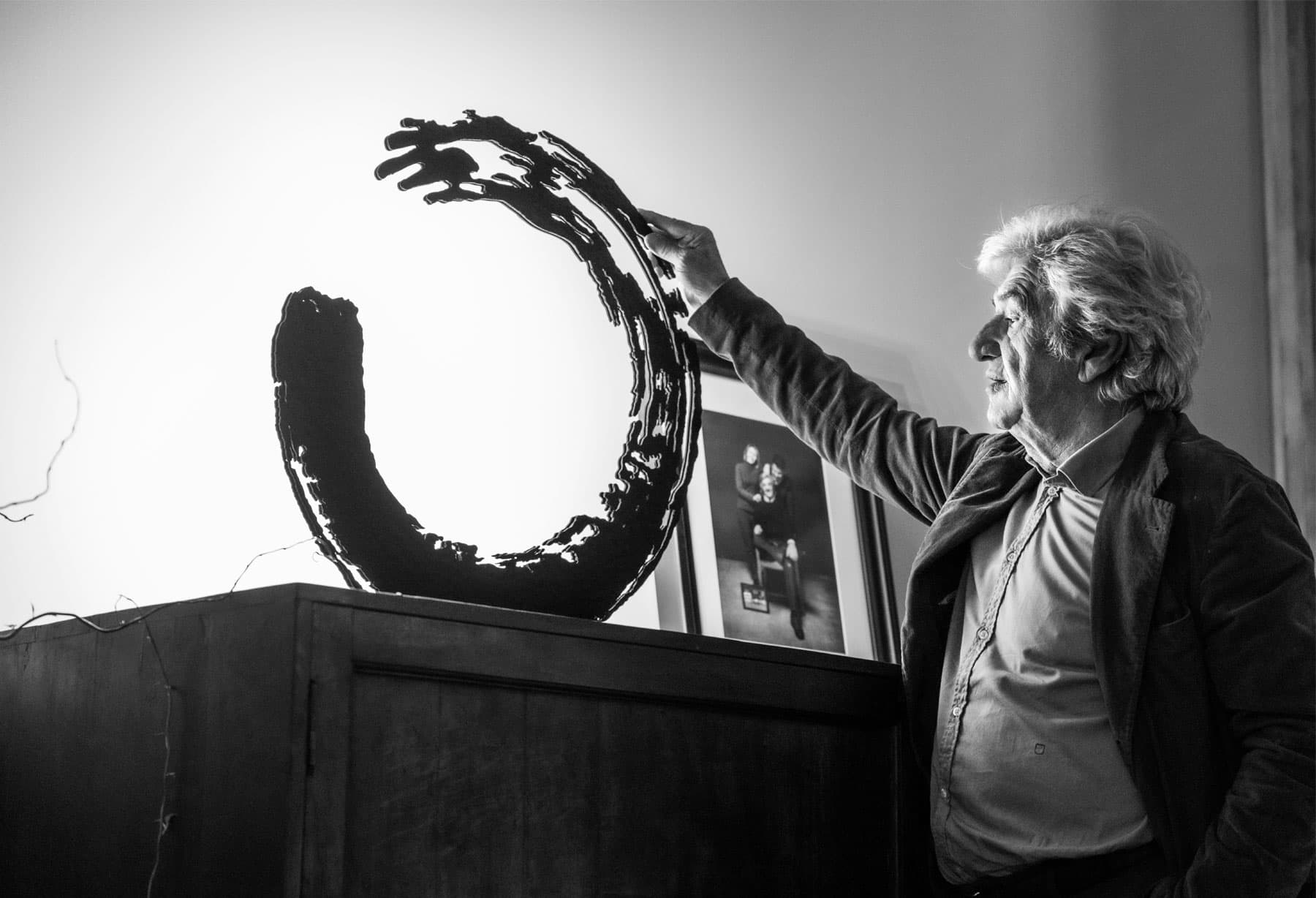 <p>Компания Catellani & Smith приняла участие в 31-й выставке Euroluce, продемонстрировав новые творения, воспевающие силу цвета. Впервые публике был представлен эксклюзивный светильник Ensō от Энцо Кателлани, в котором воплотилось непринужденное движение руки, представленное в трехмерном измерении. Этот осветительный прибор со скульптурными формами рисует на стене эффект рассеянного света.</p>