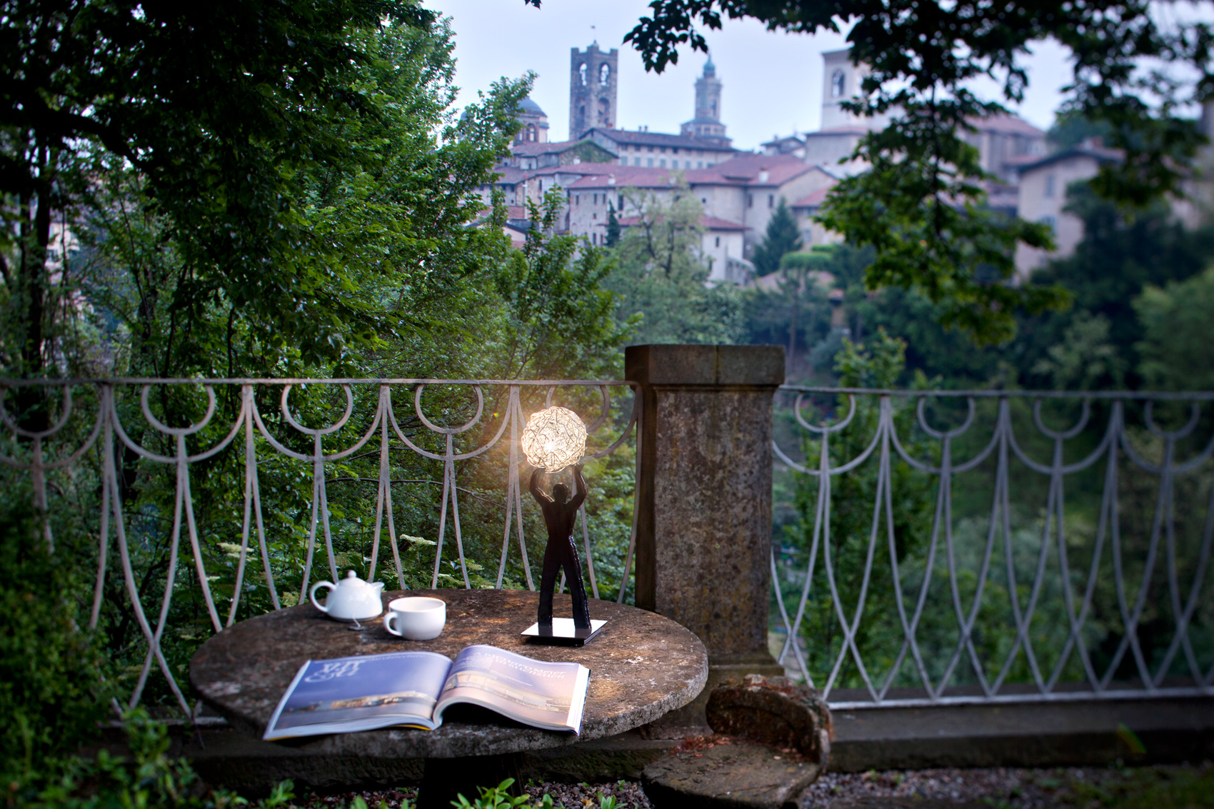 uomo della luce tavolo